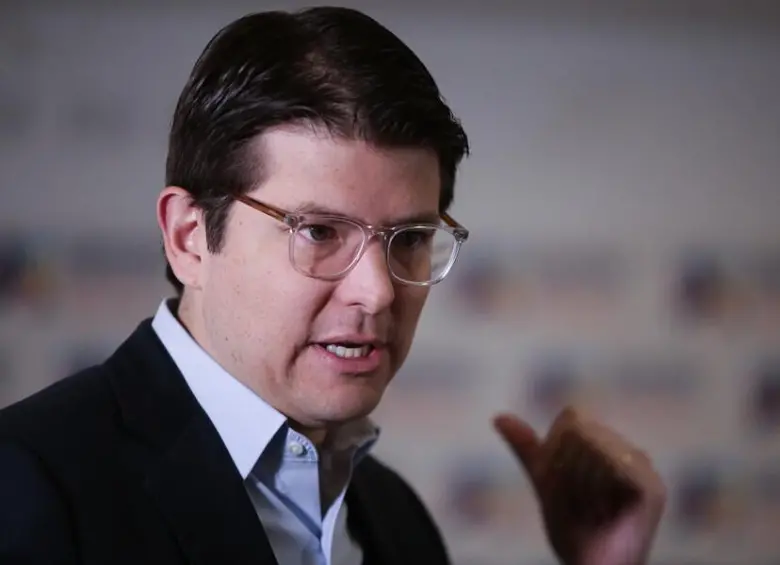 Comenzó su carrera en 2011 como concejal de Bogotá por el Partido Liberal, siendo el más joven y más votado de la ciudad en ese momento. Desde 2022 fue senador del Centro Democrático, liderando la bancada y consolidándose como uno de los opositores más firmes del Gobierno Petro.