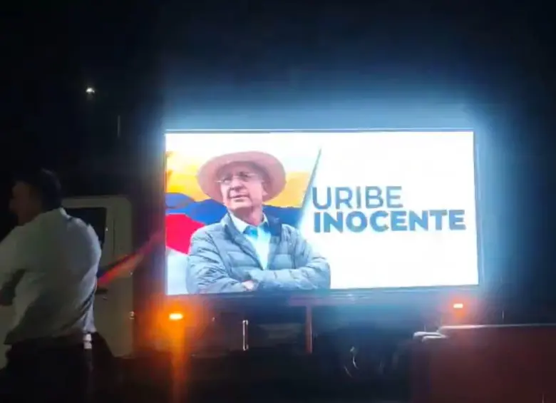 En Rionegro, Antioquia, apoyan a Álvaro Uribe tras su condena de 12 años de prisión domiciliaria. FOTO: Captura de video 