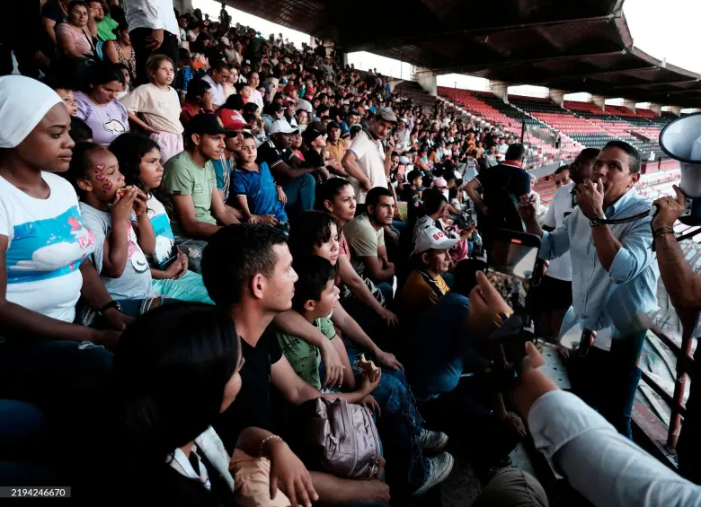 Desplazados de Norte de Santander, que debido a los combates entre grupos criminales en las áreas rurales tuvieron que irse a Cúcuta. FOTO: AFP.