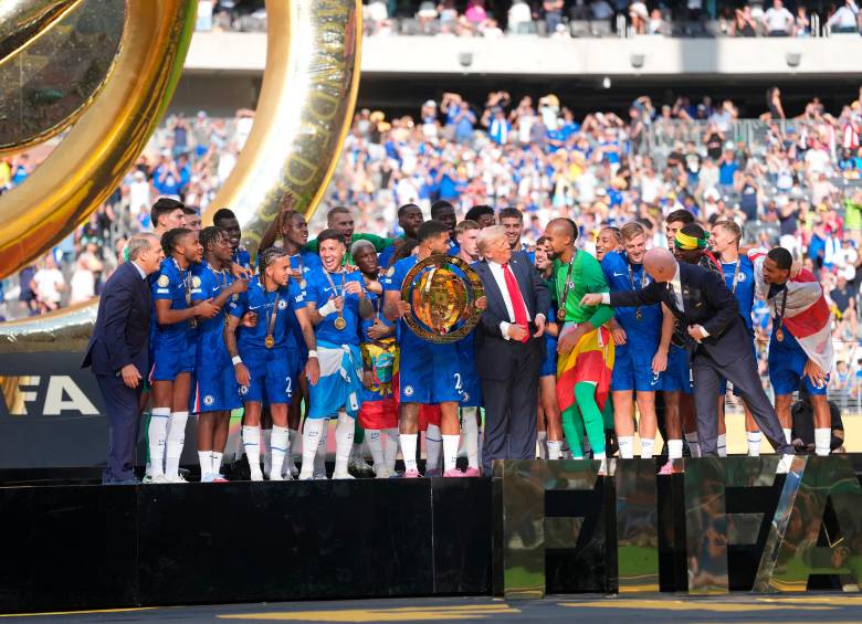 Hasta Infantino pareció desesperado por sacar a Trump de un momento que solo le correspondía a los jugadores del Chelsea. FOTO: AFP