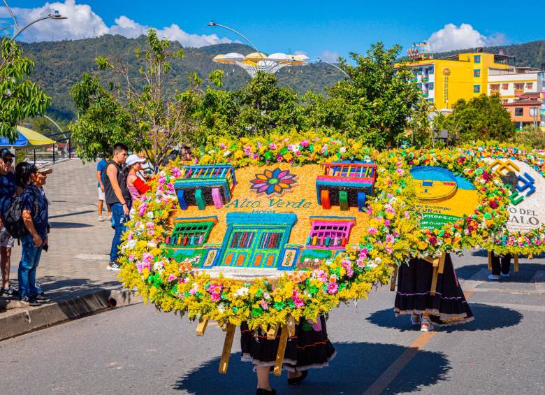 No solo en Medellín desfilan los silleteros: Guatapé realizó otro exitoso desfile entre zócalos con silletas, color y flores