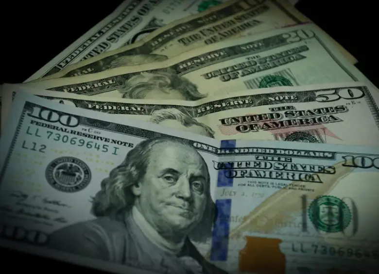 El dólar profundiza su caída y se negocia en promedio debajo del umbral de $3.985. FOTO: Colprensa.