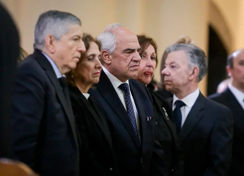 Los expresidentes se sentaron juntos para la despedida a Miguel Uribe. Allí estuvieron Juan Manuel Santos, Ernesto Samper y César Gaviria.. FOTO Cortesía
