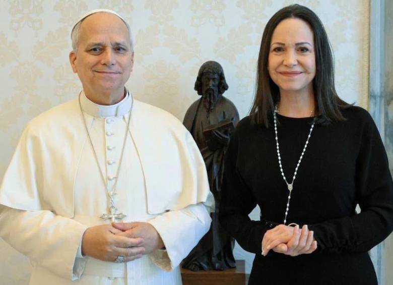 El papa León XIV y la líder opositora María Corina Machado se reunieron en el Vaticano este 12 de enero de 2026. FOTO: Vaticano