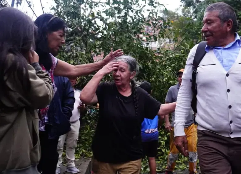 La señora Azucena Vera, de 71 años, quedó atrapada en su vivienda tras la caída de un árbol por las fuertes lluvias en Bucaramanga. FOTO: Colprensa -Vanguardia- Marco Valencia