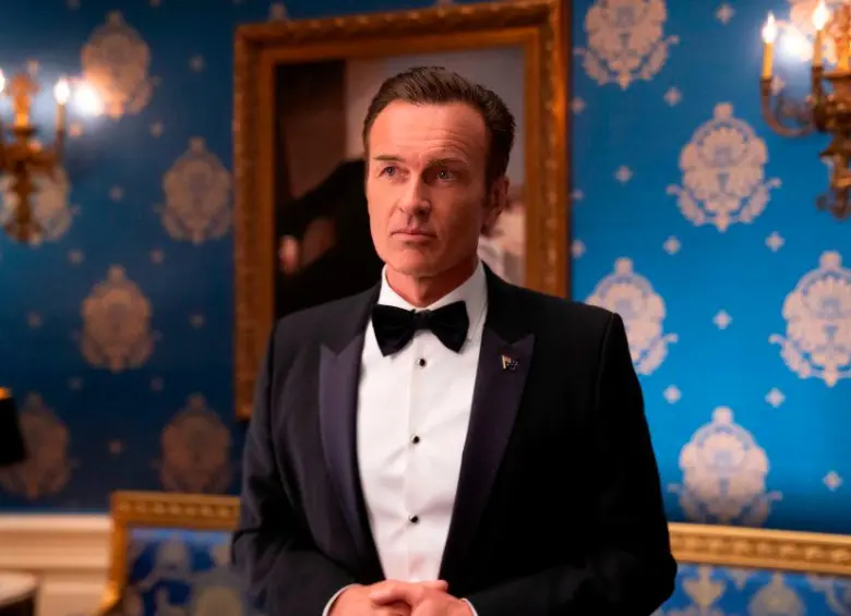 Julian en el papel del Primer Ministro de Australia en The Residence