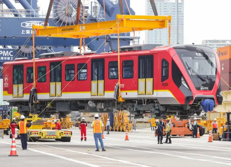 El primer tren del metro de Bogotá llegó al puerto de Cartagena el pasado septiembre.