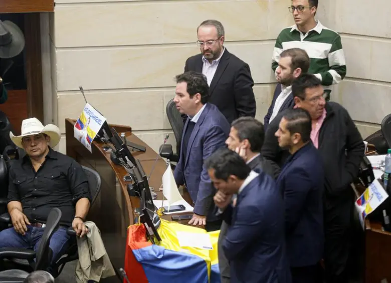 Avanzó el debate por la reforma laboral en el Senado de la República, en la cual los integrantes del partido Centro Democrático decidieron abandonar el Congreso para acompañar a la familia del senador y precandidato Miguel Uribe por su estado crítico de salud.