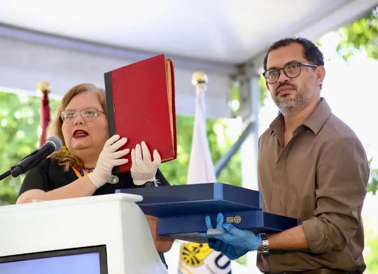 A la izquierda, la directora del ICBF, Astrid Cáceres sosteniendo el ‘libro rojo’. FOTO: REDES SOCIALES/ X DEL ICBF.