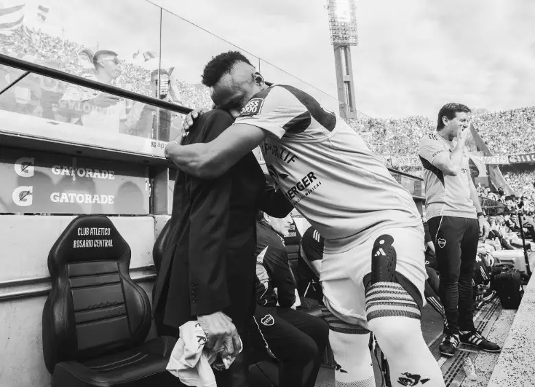 El 14 de septiembre de 2025 el futbolista Jaminton Campaz abrazó a Miguel Russo antes del inicio del partido entre Rosario Central y Boca Juniors por el torneo argentino. Foto: tomada del instagram de @Bicho08