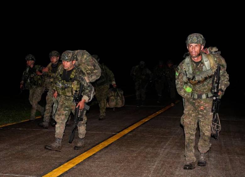 Los 33 militares aterrizaron en la noche de este 28 de agosto en Guaviare, después de tres días secuestrados. FOTO CORTESÍA 