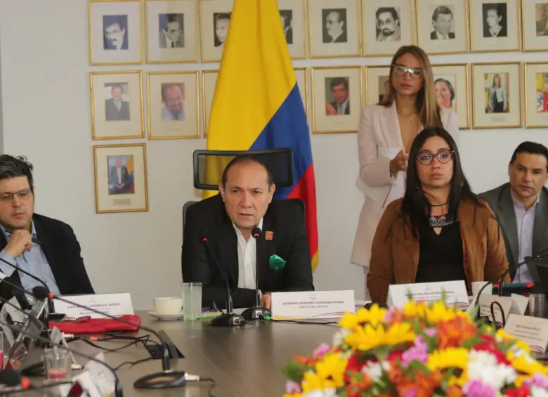 El ministro de Trabajo, Antonio Sanguino, en la mesa de concertación del salario mínimo.