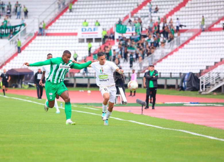 En la imagen aparece Andrés Román disputando la pelota con un rival. FOTO CORTESÍA LA PATRIA