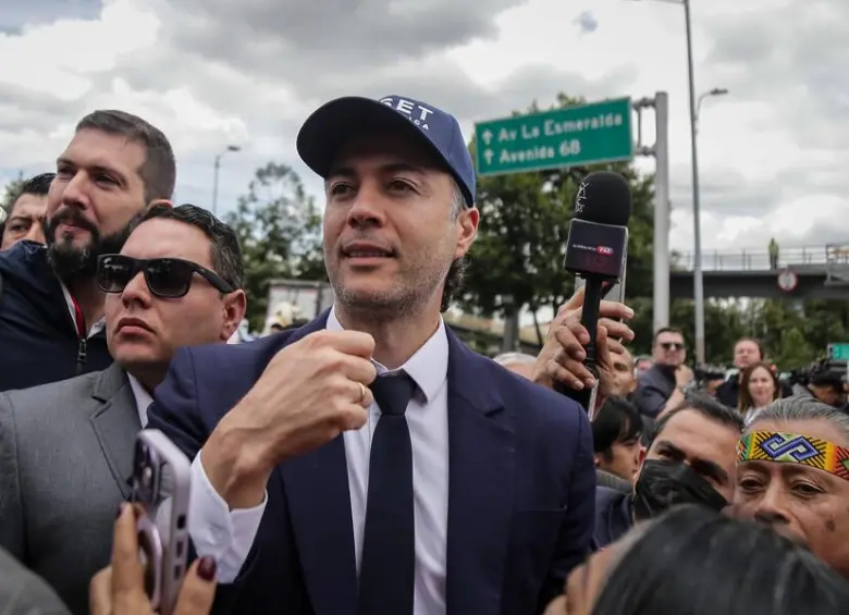 Daniel Quintero llegando a la Regstraduría para inscribir su candidatura a la Presidencia por el Pacto Histórico, el 26 de septiembre. FOTO: COLPRENSA