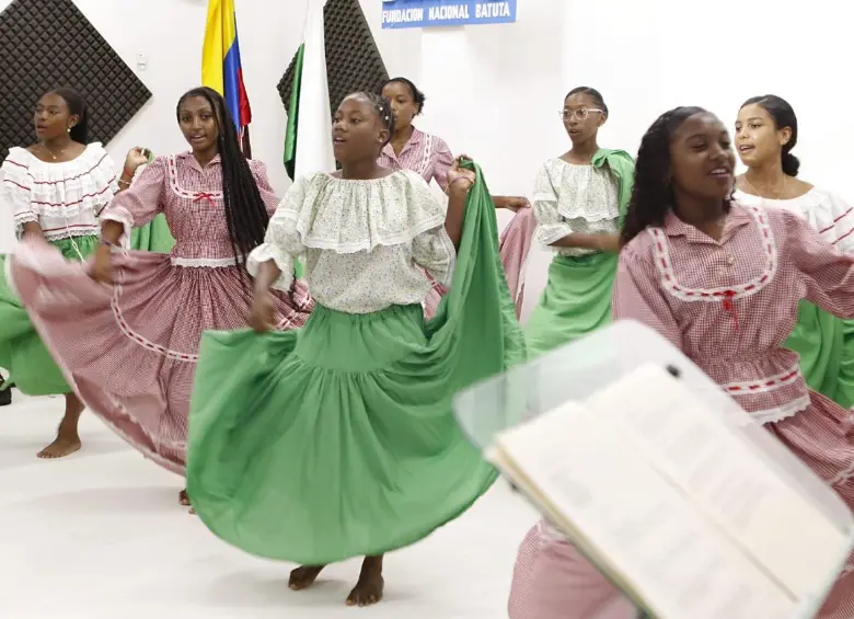 El coro La Perla del PAZcífico, seleccionó a 8 intérpretes, mientras que la Casa Lúdica de Tumaco eligió a otros 8 jóvenes artistas llevarán un ensamble de marimba. Foto: Cancillería.