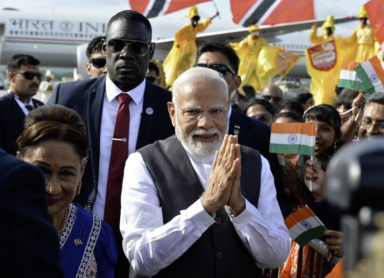 Narendra Modi, primer ministro de la India, saluda a sus seguidores tras su llegada al aeropuerto internacional de Piarco en Puerto España, Trinidad y Tobago.