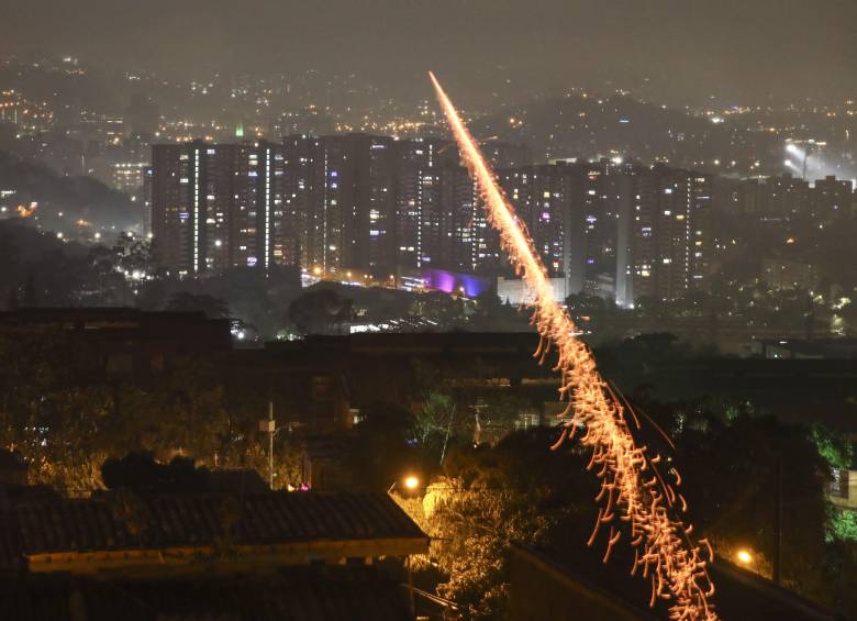 Imagen de referencia del uso de pólvora en Medellín. FOTO: EL COLOMBIANO