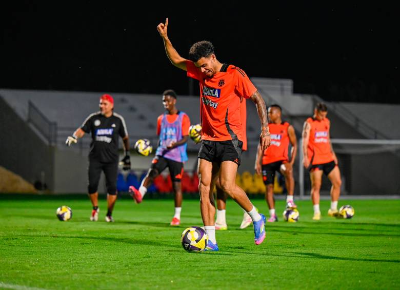 Luis Díaz disfruta el entrenamiento. En los recuadros, Luis Suárez y Kevin Mier. FOTO GETTY-FCF