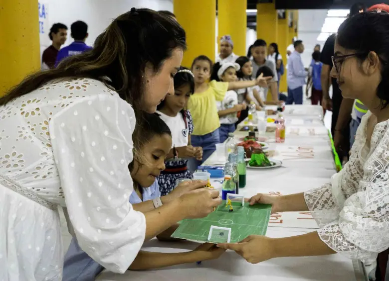 Los mismos alumnos hacen sus modelos y después los discuten con los profesores que llegan desde la Universidad Nacional. FOTO CORTESÍA UNAL