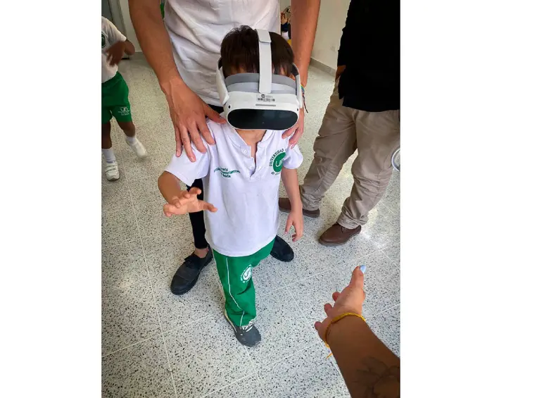 Los niños y jóvenes viven experiencias interactivas dentro de los talleres. FOTO CORTESÍA UNAL