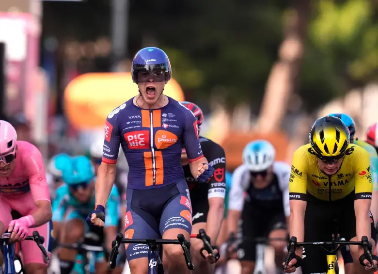 Casper Van Uden, de 23 años, logró su primer triunfo en una gran vuelta. FOTO: Tomada de X @giroditalia