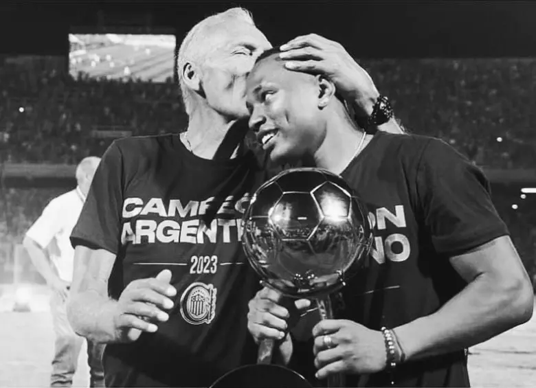 El entrenador Miguel Ángel Russo celebró con el futbolista colombiano Jaminton Campaz el título de Copa de la Liga de Argentina que consiguieron con Rosario Central en 2023. Foto: Tomada del Instagram de @bicho08_