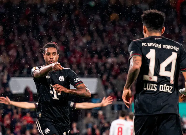 Olise señalando a Luis Díaz después de que este le diera una asistencia para su anotación. FOTO @FCBayernEN