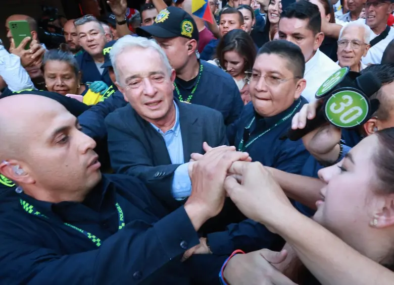 La primera estación de Álvaro Uribe fue en la Tienda Tocayo, donde tomó tinto y pronunció sus primeras palabras. FOTO: MANUEL SALDARRIAGA