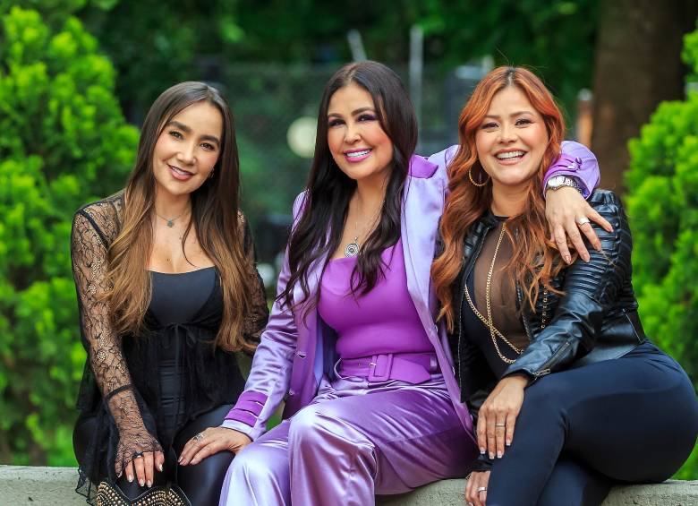 De izquierda a derecha: Paola Jara, Arelys Henao y Francy, se unieron para cantar Entre tres, un himno a la solidaridad y amistad femenina. FOTO Camilo Suárez