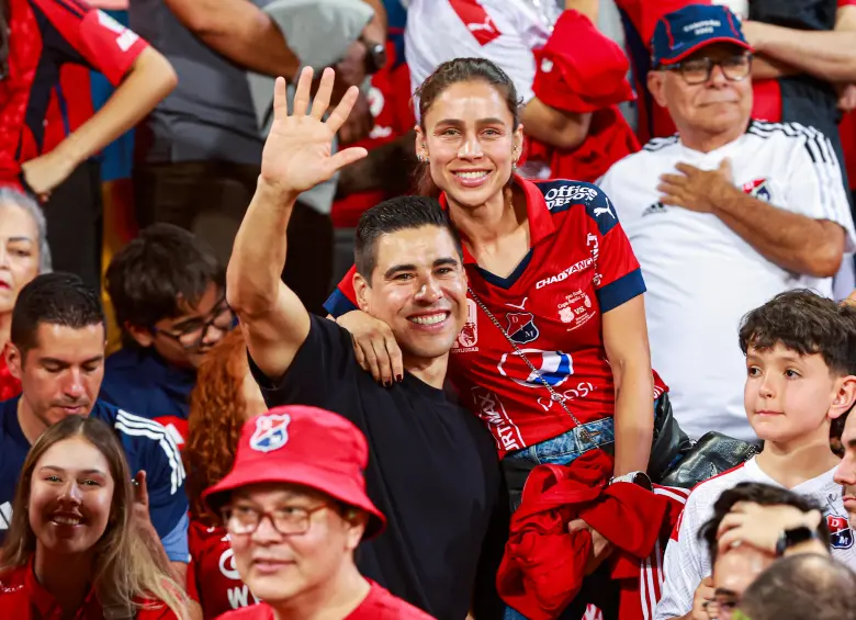 Mao Molina y su esposa, durante los cuadrangulares, apoyando al DIM. FOTO manuel saldarriaga