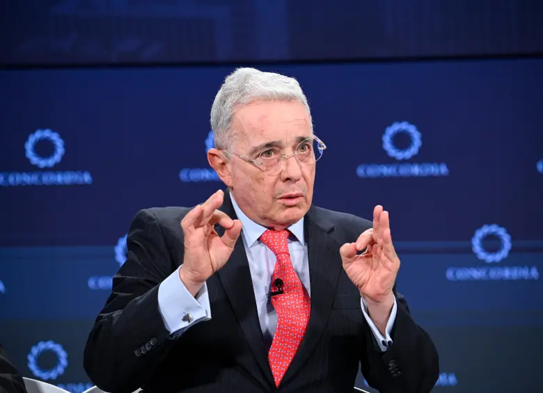 Aunque enfrenta una condena en primera instancia en su contra y ha perdido popularidad, la figura de Uribe sigue siendo clave para movilizar a la derecha y reconfigurar el panorama político colombiano. FOTO: COLPRENSA