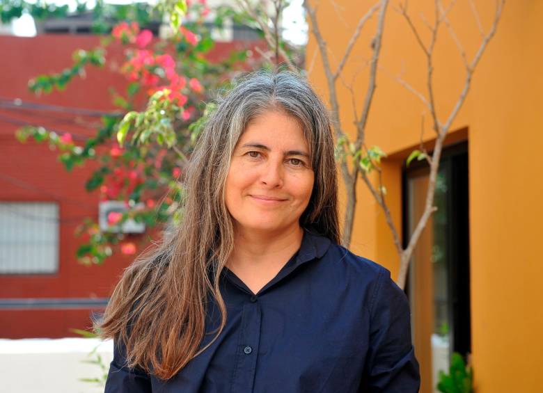 Selva Almada es una escritora argentina. Entre sus libros están No es un río, Chicas muertas y El desapego es una manera de querernos.