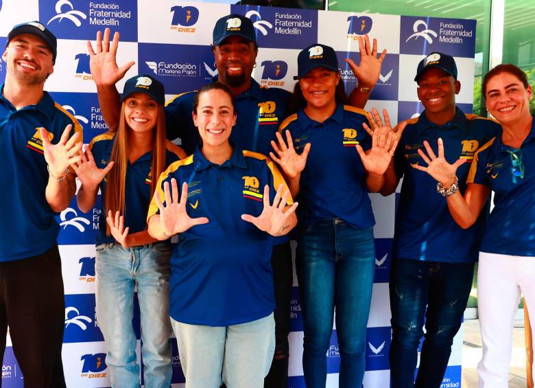 Cinco de los seis deportistas beneficiados del programa 10de10. De izquierda a derecha, Mateo Carmona, Carolina Velásquez, Mauricio Ortega, Stefany Cuadrado, Deiner Guaitoto, Magdalena Restrepo (Directora Fundación Medellín) y Mariana Pajón. FOTO Manuel Saldarriaga.