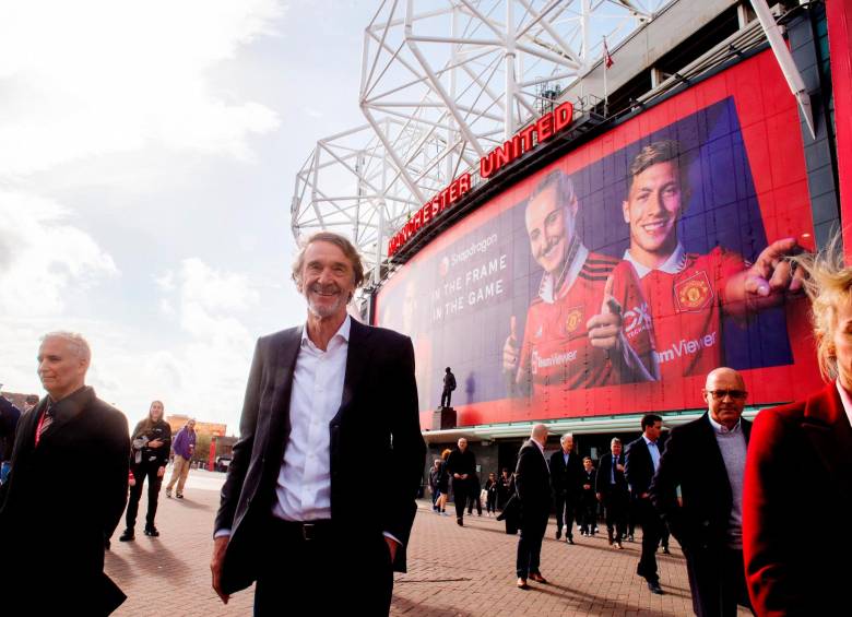 El empresario Jim Ratcliffe en la parte de afuera del estadio Old Trafford, la casa del Manchester United, el cuadro del que ahora es copropietario. FOTO: TOMADA DEL X DE @INEOS