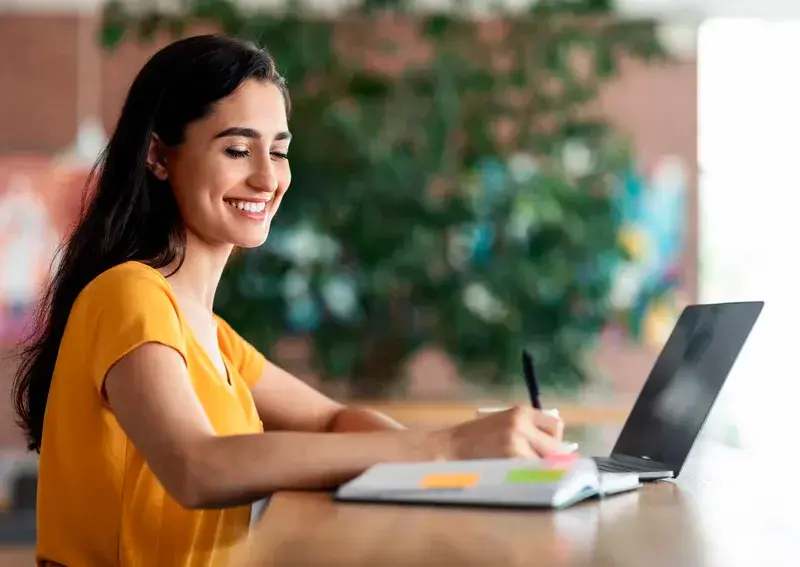Joven que está a punto de graduarse inscribiéndose al evento de Magneto para dar su primer paso en el mercado laboral. FOTO: Shutterstock