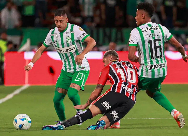 En la imagen aparecen Camilo Cándido y William Tesillo, de Atlético Nacional, durante el duelo frente a Sao Paulo. FOTO MANUEL SALDARRIAGA