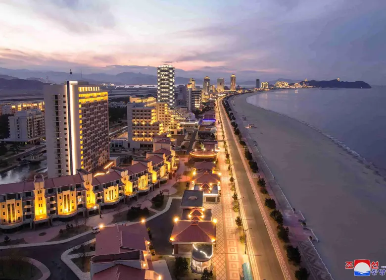 Vista aérea del complejo turístico Kalma Coast en la ciudad de Wonsan, Corea del Norte. FOTO: Cortesía Agencia estatal KCNA, AFP