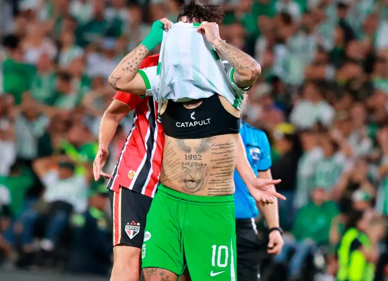 Edwin Cardona lamenta la mala definición en los penaltis, a pesar del respaldo de sus compañeros. FOTO MANUEL SALDARRIAGA