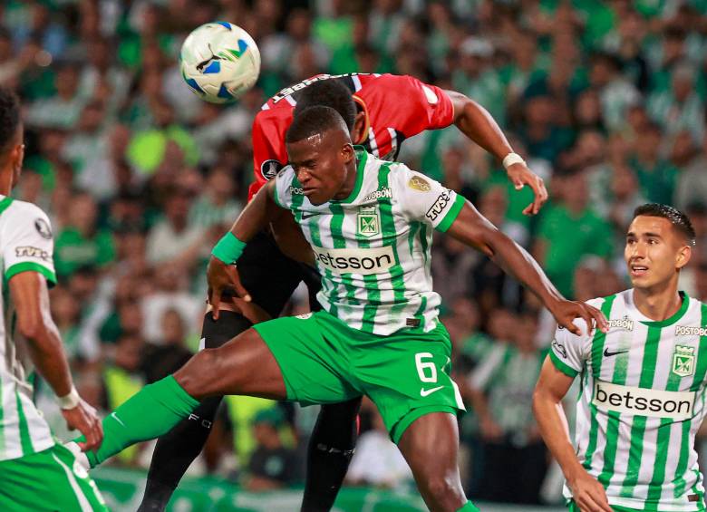 En la imagen aparece Andrés Román en la disputa de un balón con uno de los jugadores de Sao Paulo en el partido de ida. FOTO MANUEL SALDARRIAGA
