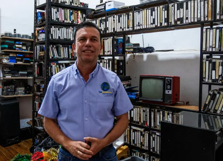 El Arka Café Museo, creado Omar y su familia, guarda más de 30 años de archivo audiovisual de Pueblorrico, un patrimonio que sueña con digitalizar. FOTO Julio César Herrera. 