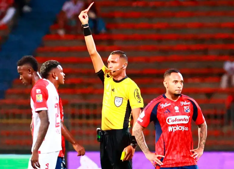 El juez central del partido, Álvaro Meléndez, expulsó al futbolista Brayan León Muñiz en el duelo contra Santa Fe, válido por los octavos de final de la Copa Betplay. FOTO: MANUEL SALDARRIAGA