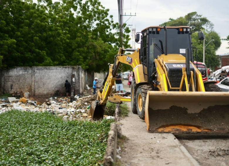 Maquinaria amarilla retira toneladas de basura de un canal en Montería, donde la acumulación de residuos agravó las inundaciones en Monteverde y La Castellana. FOTO X.com/dumek_turbay