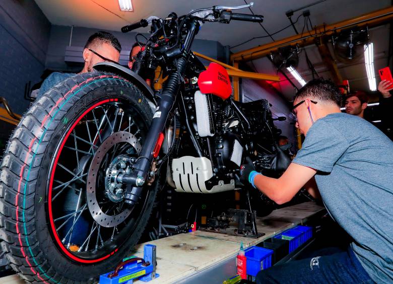 Parte del portafolio de Royal Enfield ya se ensambla en Envigado, fortaleciendo su operación industrial y capacidad de respuesta en el mercado colombiano. FOTO: Jaime Pérez