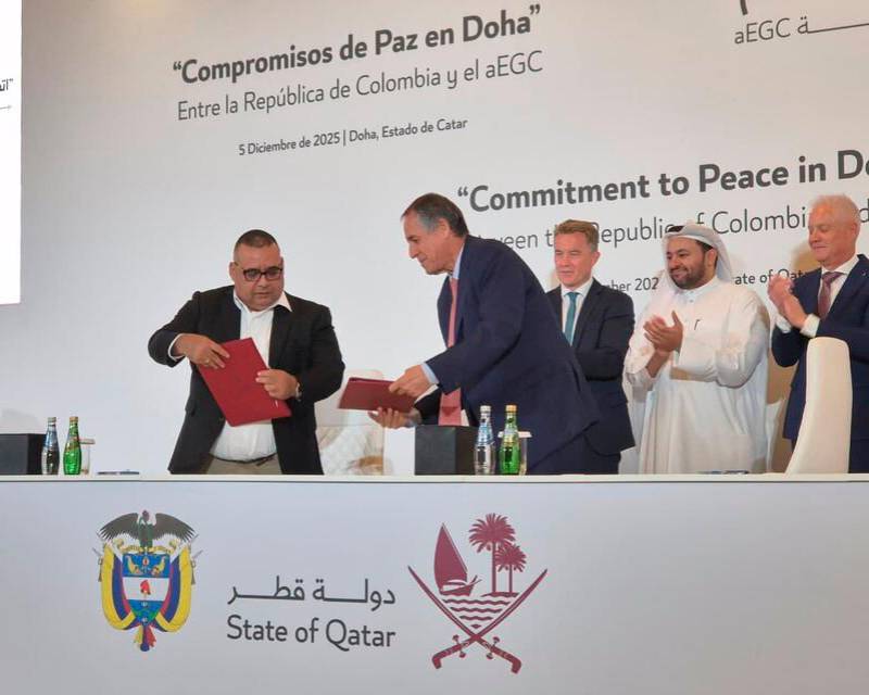 Los jefes de cada delegación, de izquierda a derecha: Luis Armando Pérez Castañeda (alias “Jerónimo”), del Clan del Golfo,; y Álvaro Jiménez Millán, por el Gobierno. FOTO: CORTESÍA CONSEJERÍA DE PAZ.