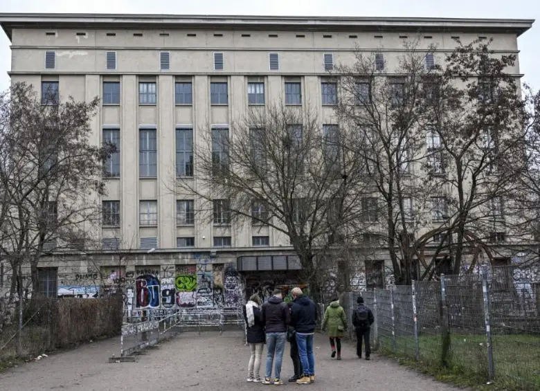 El icónico club Berghain, en Berlín, funciona en una antigua central eléctrica y es reconocido como institución cultural por su aporte artístico. FOTO: JENS KALAENE / dpa Picture-Alliance via AFP)