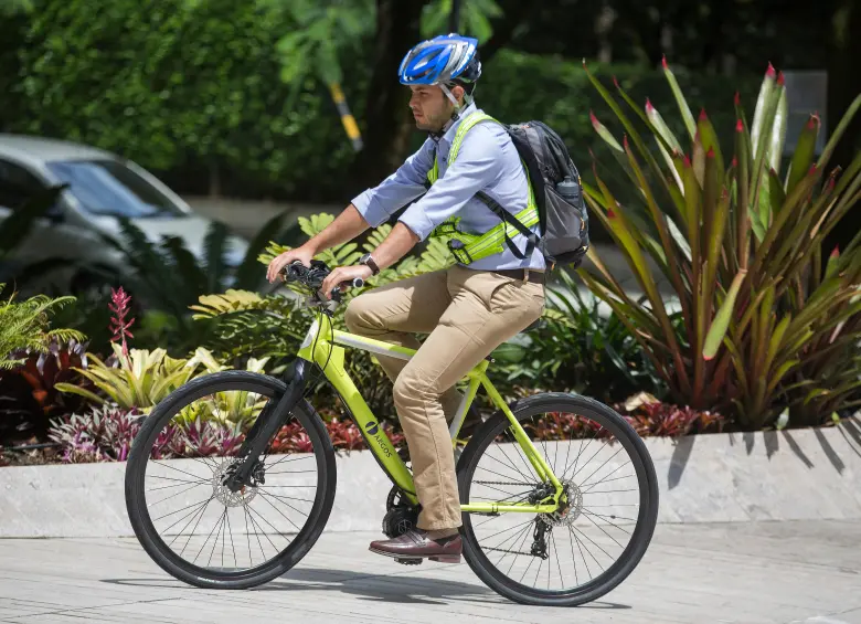 Colombia ya tenía avances en incentivos para la bicicleta —como los parqueaderos obligatorios en empresas o las deducciones en el impuesto de renta por programas de movilidad—, pero esta es la primera vez que se consagra un beneficio laboral directo para el trabajador ciclista. FOTO: Manuel Saldarriaga