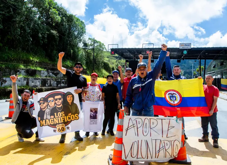 Los integrantes del movimiento Los Magníficos de la Ruta 60, que llevaban dos semanas impidiendo el cobro de dos peajes de la autopista Medellín-Bogotá, levantaron su manifestación y ya se permite de nuevo el cobro en estos puntos. FOTO: Julio Herrera