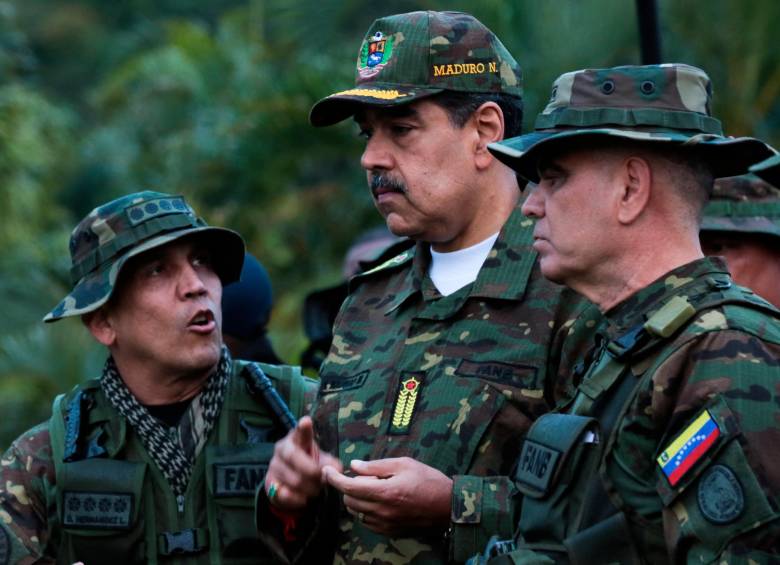 Maduro se alista con sus tropas y civiles para cualquier próximo movimiento de Estados Unidos. También movió 15.000 hombres a la frontera. Foro: AFP