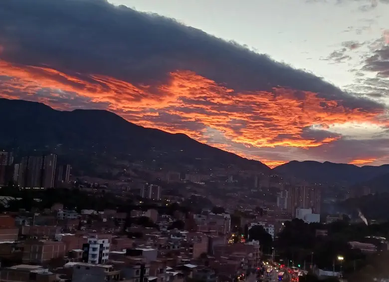 Y el naranja fue tomando el cielo durante los pocos minutos de luz que quedaban. Foto: Juan Antonio Sánchez