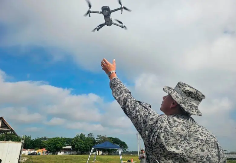 Tanto la Fuerza Aeroespacial Colombiana (FAC) como el Ejército incrementaron sus cursos de operación de drones y sistemas antidrones, para responder a la nueva amenaza terrorista. FOTO cortesía de la fac